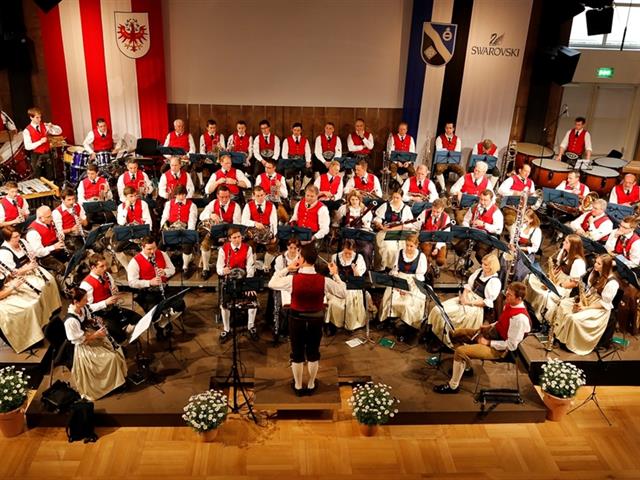 Konzert der Swarovski Musik Wattens in der Südtiroler Partnergemeinde Klausen